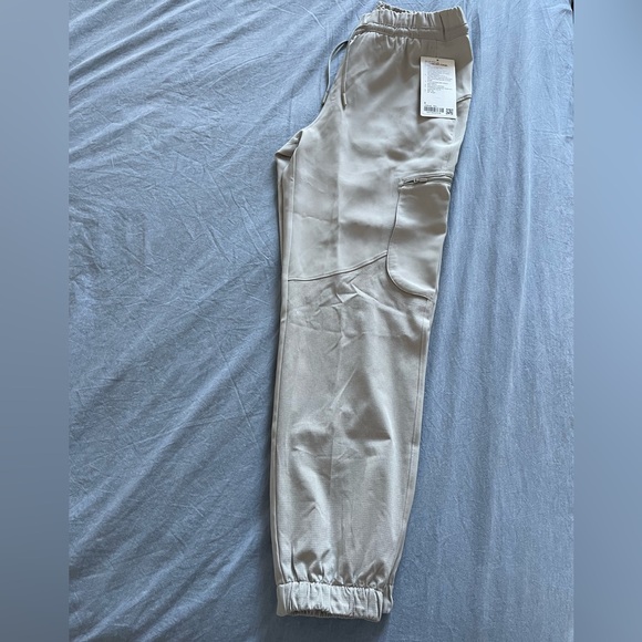 NWT lululemon Relaxed MR Cargo Pant - Picture 3 of 3